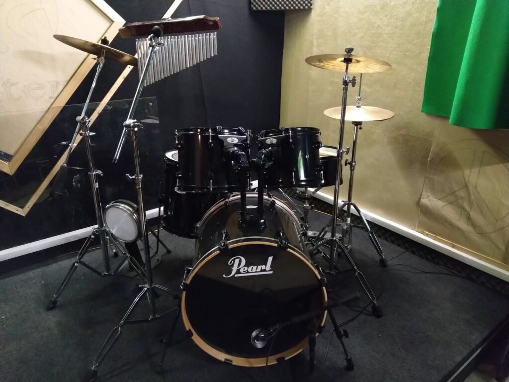 Bateria montada na sala de ensaio
