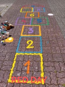 Jogos pintados no chão do bairro no RED Day